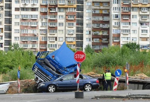 Катастрофирал румънски ТИР разсипа дини на автомагистрала „Люлин”