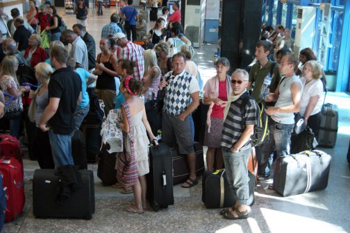 Руски туристи блокирани в Бургас заради дълг към авиокомпания