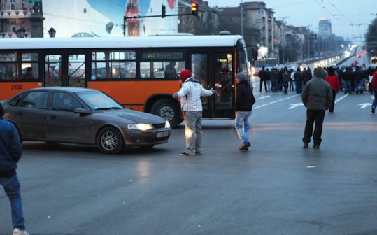 Непълнолетни хулигани блокираха трафика на Орлов мост