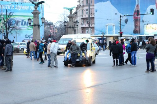 Непълнолетни хулигани блокираха трафика на Орлов мост