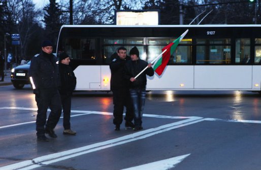 Непълнолетни хулигани блокираха трафика на Орлов мост