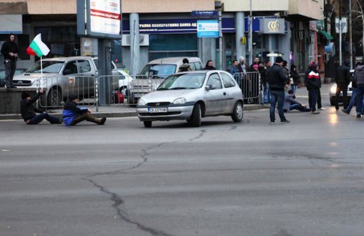 Непълнолетни хулигани блокираха трафика на Орлов мост