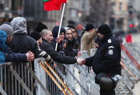 Непълнолетни хулигани блокираха трафика на Орлов мост