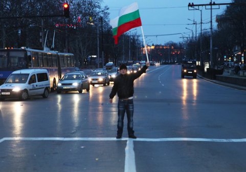 Непълнолетни хулигани блокираха трафика на Орлов мост