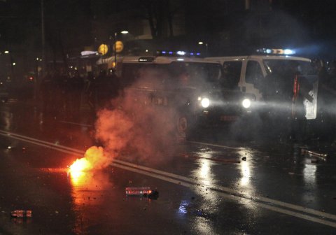 Тежък сблъсък между протестиращи и жандармерия на Орлов мост (18+)