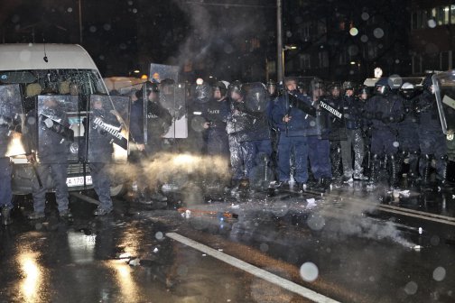 Тежък сблъсък между протестиращи и жандармерия на Орлов мост (18+)