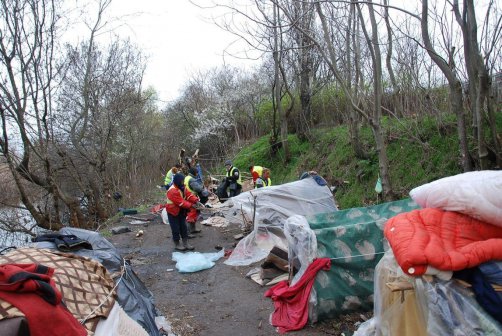 Общината в Бургас премахна цигански бивак