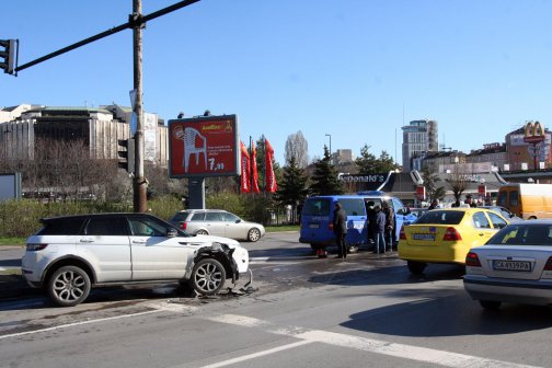 Верижна катастрофа блокира бул. „България”