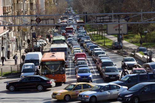 Верижна катастрофа блокира бул. „България”