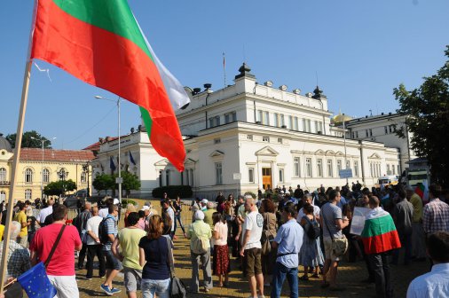 Протестиращи пиха кафе за седми път пред парламента