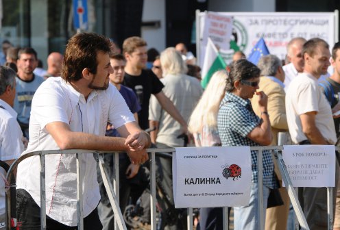 Протестиращи пиха кафе за седми път пред парламента