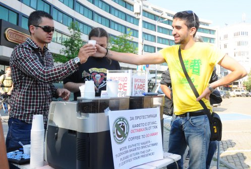 Протестиращи пиха кафе за седми път пред парламента