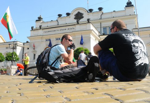 Протестиращи пиха кафе за седми път пред парламента