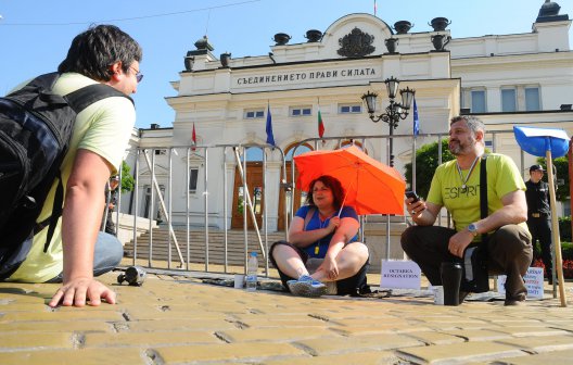 Протестиращи пиха кафе за седми път пред парламента