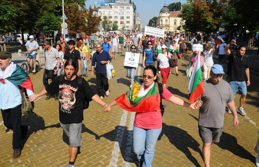 Протестиращи пиха кафе за седми път пред парламента