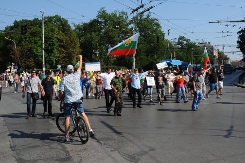 Протестиращи пиха кафе за седми път пред парламента