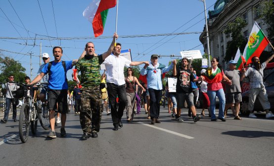 Протестиращи пиха кафе за седми път пред парламента