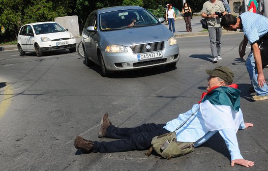 Протестиращи пиха кафе за седми път пред парламента