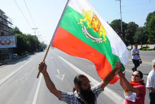 Протестиращи пиха кафе за седми път пред парламента