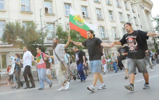 Протестиращи пиха кафе за седми път пред парламента