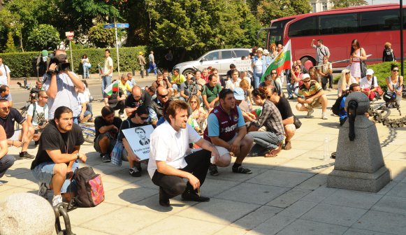 Протестиращи пиха кафе за седми път пред парламента