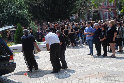 Погребаха петимата младежи в Елин Пелин