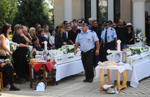 Погребаха петимата младежи в Елин Пелин