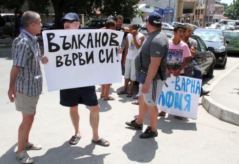 Протест и контрапротест пред ВиК във Варна