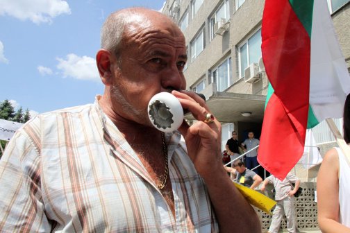 Протест и контрапротест пред ВиК във Варна