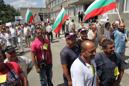 Протест и контрапротест пред ВиК във Варна