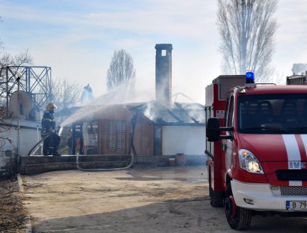 Гостилница изгоря до основи край Варна