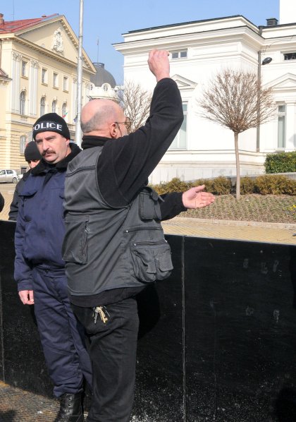 Граждански протест пред парламента с надслов "Мишки сте - страх ви е от нашия глас! #ОСТАВКА!"