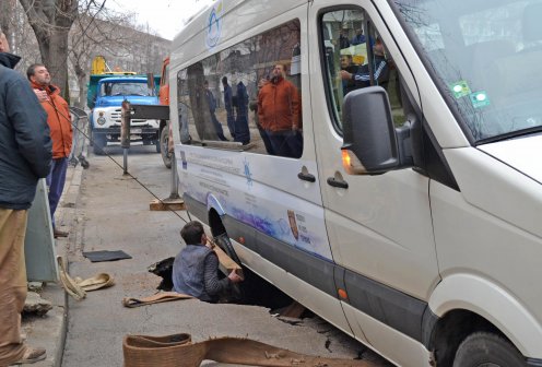 Бус пропадна в огромна дупка във Велико Търново