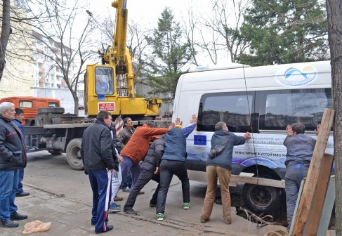 Бус пропадна в огромна дупка във Велико Търново