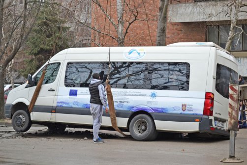 Бус пропадна в огромна дупка във Велико Търново