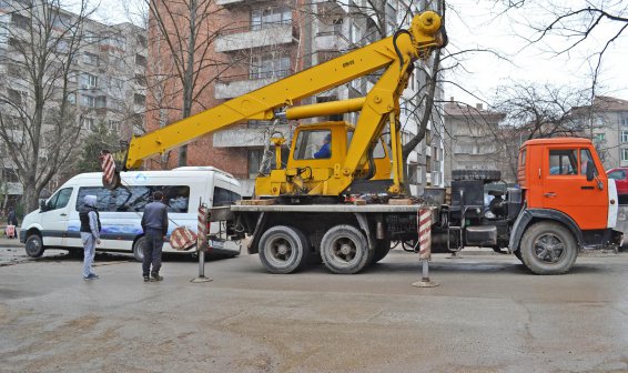 Бус пропадна в огромна дупка във Велико Търново