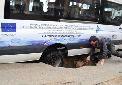 Бус пропадна в огромна дупка във Велико Търново