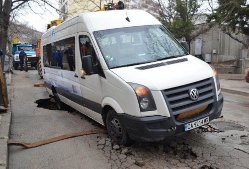 Бус пропадна в огромна дупка във Велико Търново