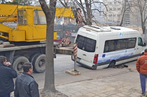 Бус пропадна в огромна дупка във Велико Търново