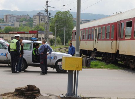 Възрастен мъж се хвърли под влак в Благоевград