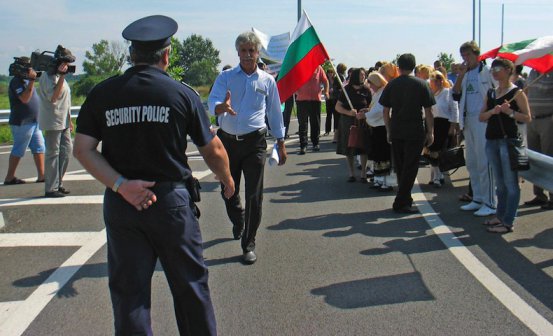 Депутати от БСП в протеста на Дунав мост 2