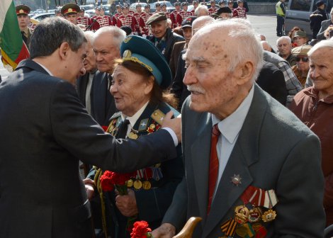 Президентът Плевнелиев откри бюст-паметник на ген. Владимир Стойчев