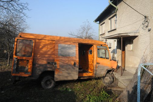 Бус с безалкохолни натресе къща в София