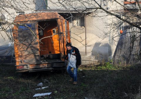 Бус с безалкохолни натресе къща в София