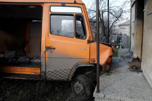 Бус с безалкохолни натресе къща в София