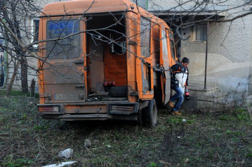 Бус с безалкохолни натресе къща в София