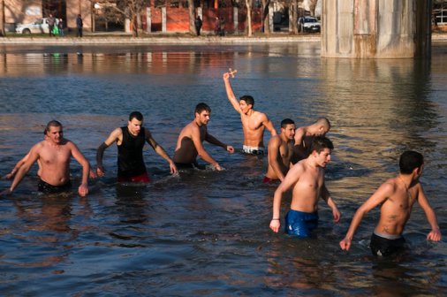 Смелчаци вадиха кръста от ледените води в цялата страна