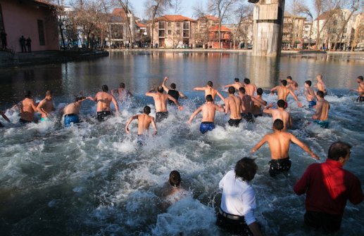 Смелчаци вадиха кръста от ледените води в цялата страна