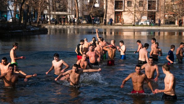 Смелчаци вадиха кръста от ледените води в цялата страна