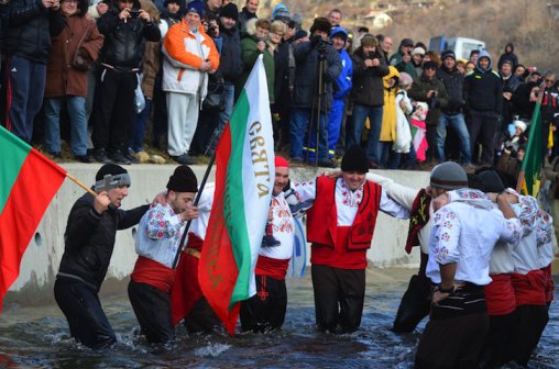 Смелчаци вадиха кръста от ледените води в цялата страна